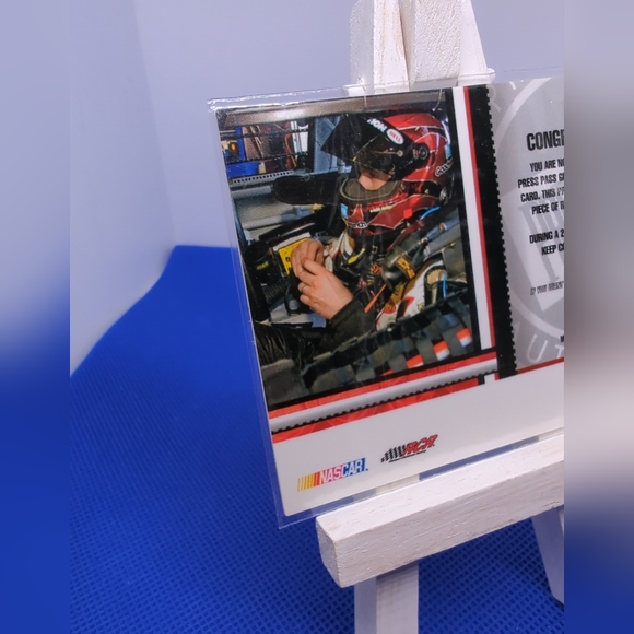 This 2005 Press Pass Kevin Harvick Race-Used Glove #'GGT-3 / Team Series NM - Picture 7 of 7